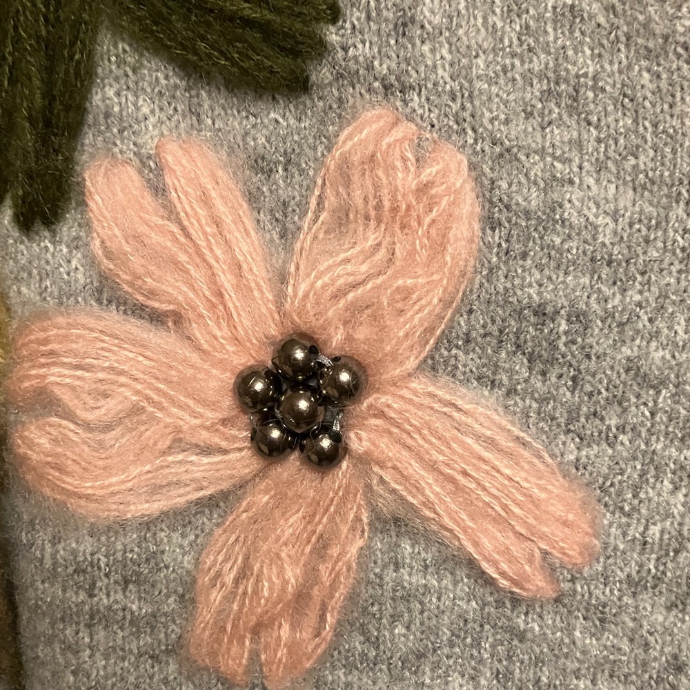 VINTAGE CONCEPT. Gray Sweater with Colorful Floral Accents. Size M. PRETTY! - Picture 3 of 10
